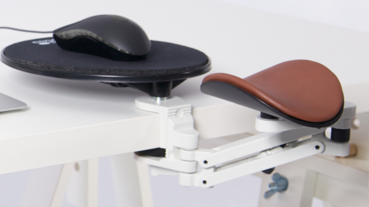 Ergorest mit Mousepad weiß 350-weiß, 0-für Tischplatte 15 bis 43 mm, 60-Arm standard 89 mm, Pad kurz 130 mm braun Ergorest mit Mousepad weiß 350-weiß, 0-für Tischplatte 15 bis 43 mm, 60-Arm standard 89 mm, Pad kurz 130 mm braun